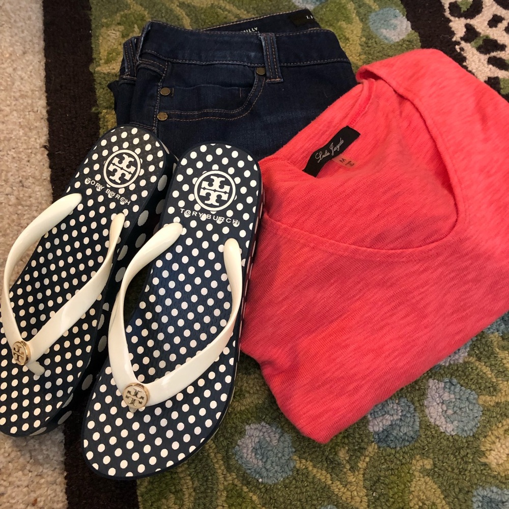 Sandals. Tory Burch flip flops. Navy and cream